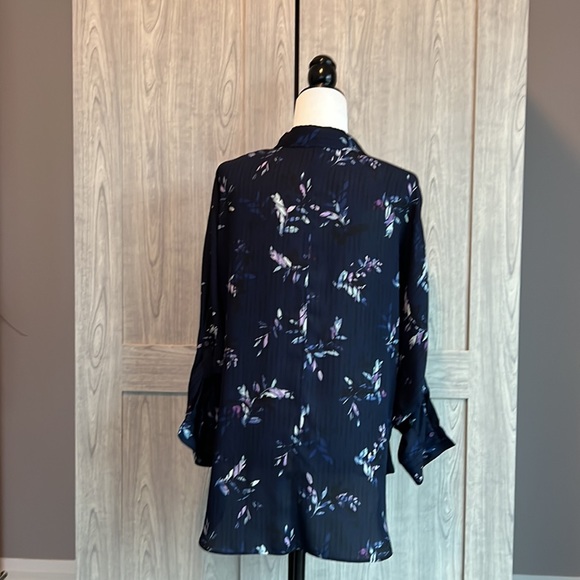 3 for $20 💜 REITMANS Blouse - Picture 3 of 6